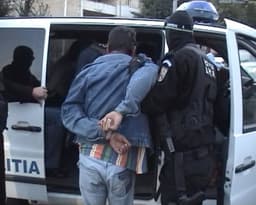  Doi bărbați înarmați cu bâte atacă mașini în mișcare pe o stradă din oraș