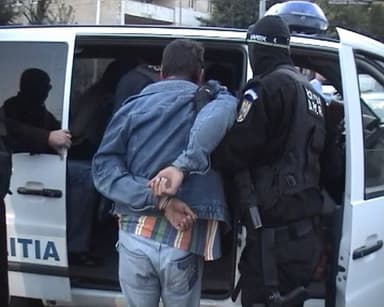  Doi bărbați înarmați cu bâte atacă mașini în mișcare pe o stradă din oraș