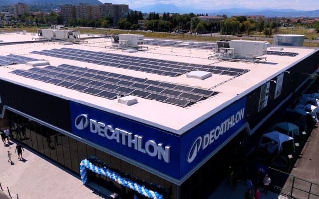 Decathlon România Penalizat cu 5.000 de Euro pentru Încălcarea GDPR prin Spionarea Angajaților