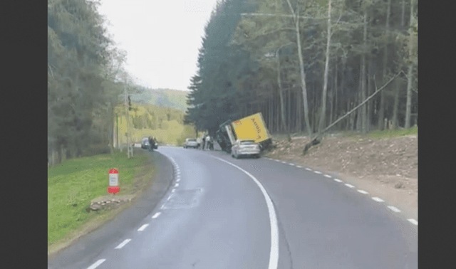  Camion răsturnat pe DN73A fără intervenție imediată a autorităților