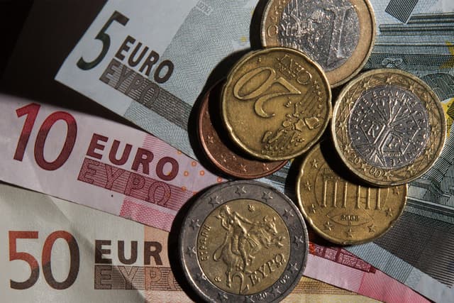  Euro menține pragul de 5,1 lei, în timp ce prețul aurului scade continuu