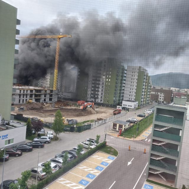  Incendiu puternic în zona Tractorul, Brașov – Recomandări urgente pentru locuitori să închidă geamurile din cauza fumului dens.