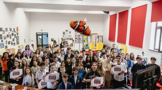 Colegiul Național Grigore Moisil din Brașov dominează Târgul Bloom Science cu Proiecte Inovative de Știință Prezentate de Elevi Dinamici