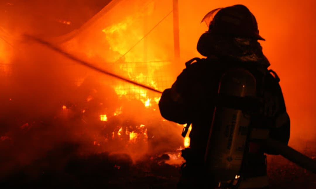 Un tânăr a incendiat intenționat o anexă gospodărească