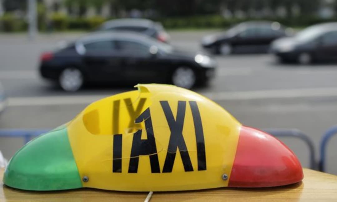 Înjunghiat și Amenințat cu Moartea de un Pasager Furios