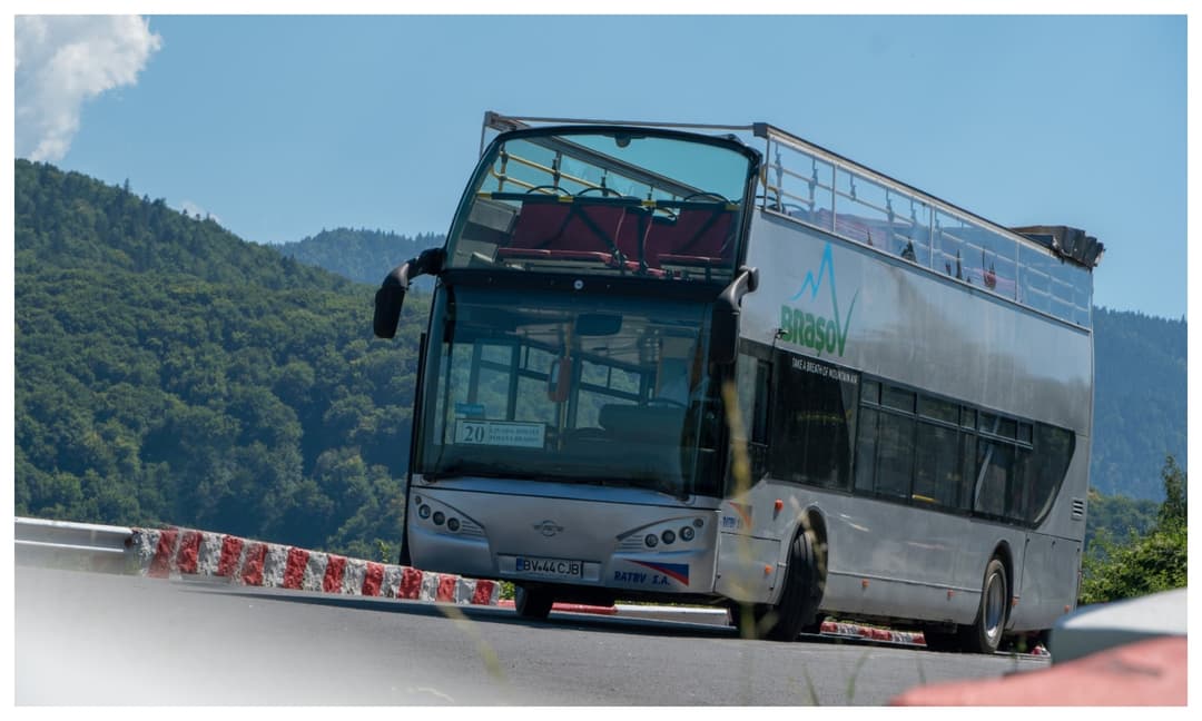 Autobuzul etajat spre Poiana Brașov, retras pentru reparații