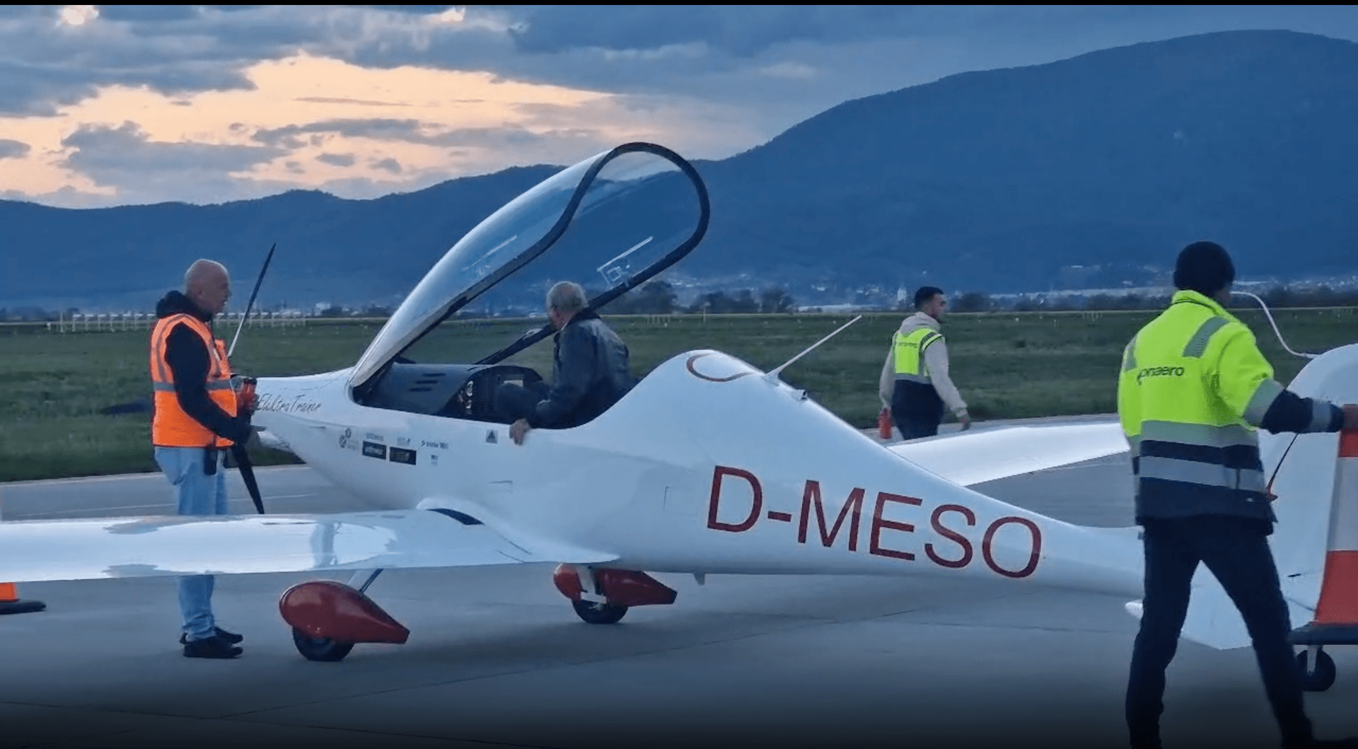  VIDEO / Sosirea Primului Avion Electric la Aeroportul Brașov Marchează un Moment Istoric în Aviația Românească!