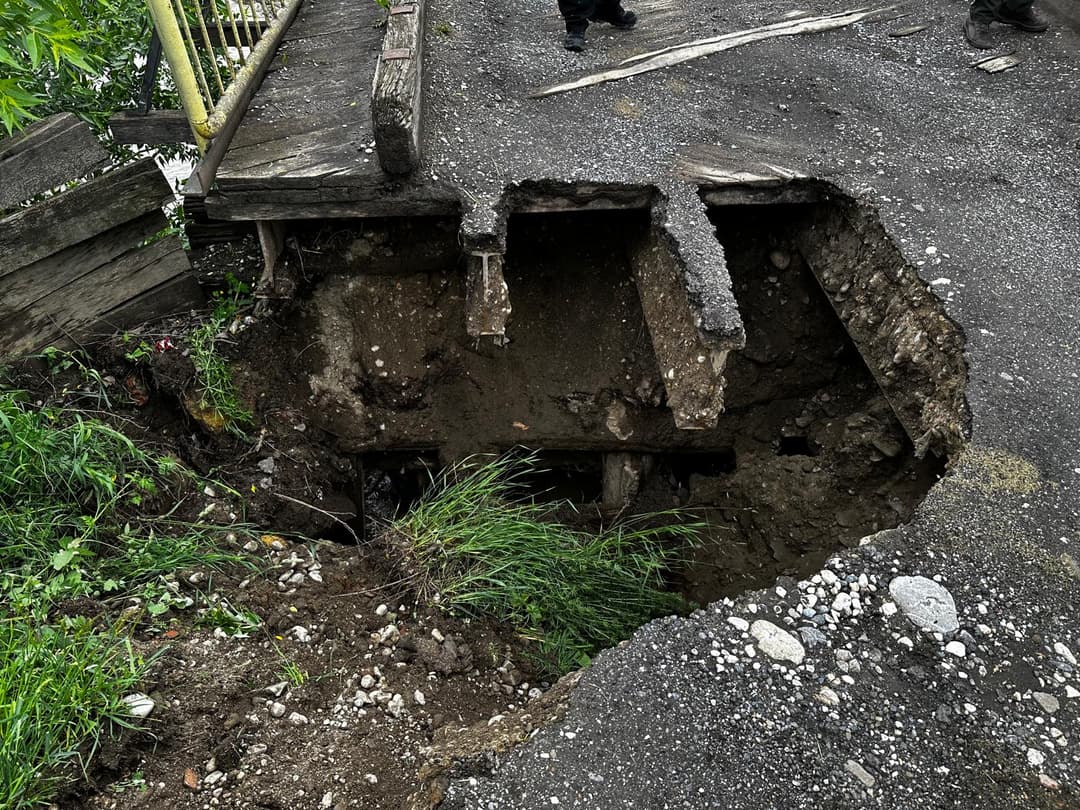  Ploile Torrențiale Distrug un Pod pe Râul Olt în Brașov, Autoritățile Închid Drumuri