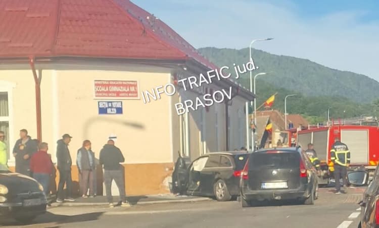  Mașină Izbită în Zidul Unei Școli din Brașov Azi-dimineață