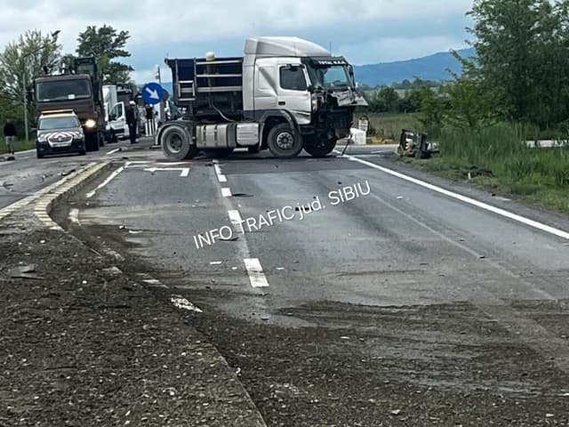 Traficul este închis în ambele sensuri