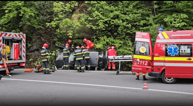  Două Victime Încarcerate în Urma Răsturnării Auto
