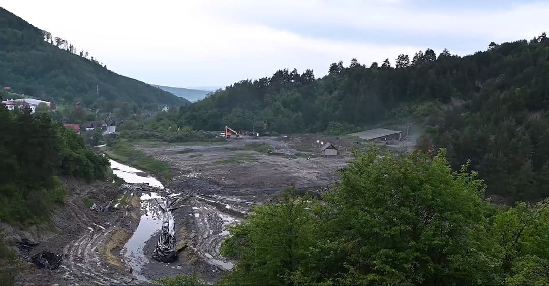  Minerii Luptă să Salvare Minei în Condiții Extreme