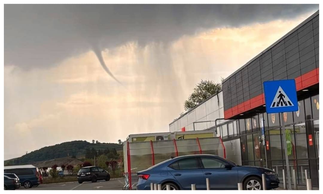 FOTO / Tornadă Uimitoare Capturată la Rupea, Brașov! Fenomen Meteorologic Excepțional