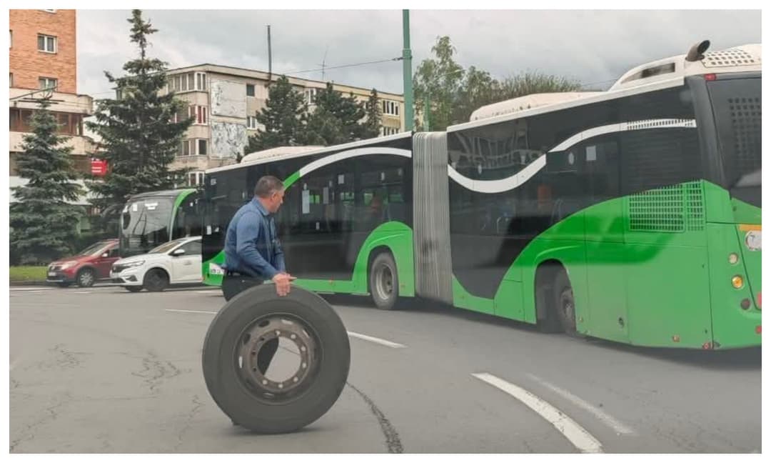  Un Autobuz RATBV Își Pierde o Roată în Plin Sens Giratoriu!