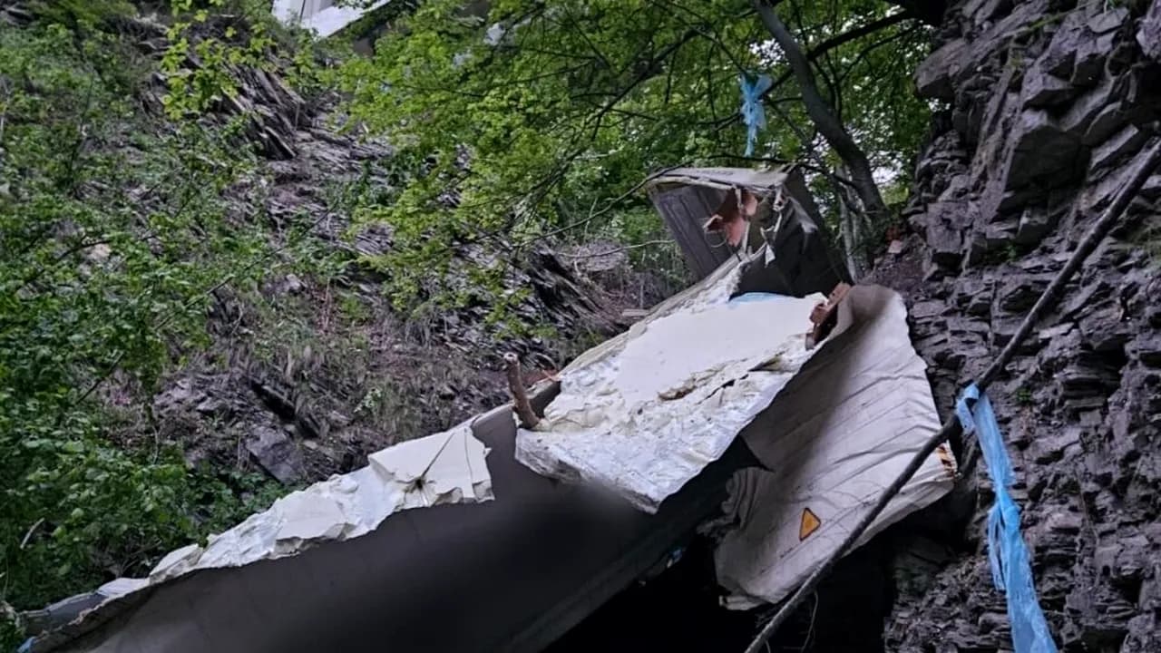  TIR cu Încărcătură Specială Cade 130m în Râpă Lângă Sinaia
