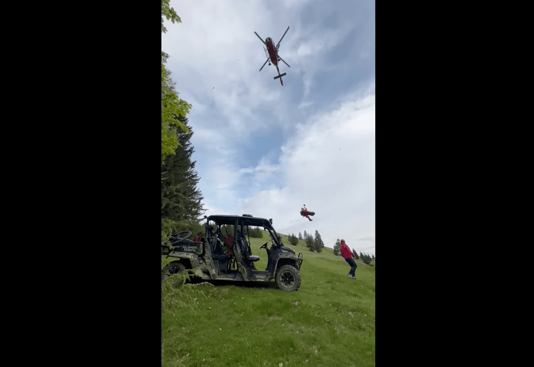  Turist din București, Rescued by Elicopter După un Grav Accident de Mountain-Bike