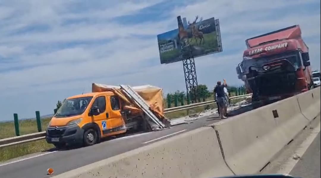 Traficul este blocat după ciocnirea unui TIR cu un vehicul DRDP Brașov