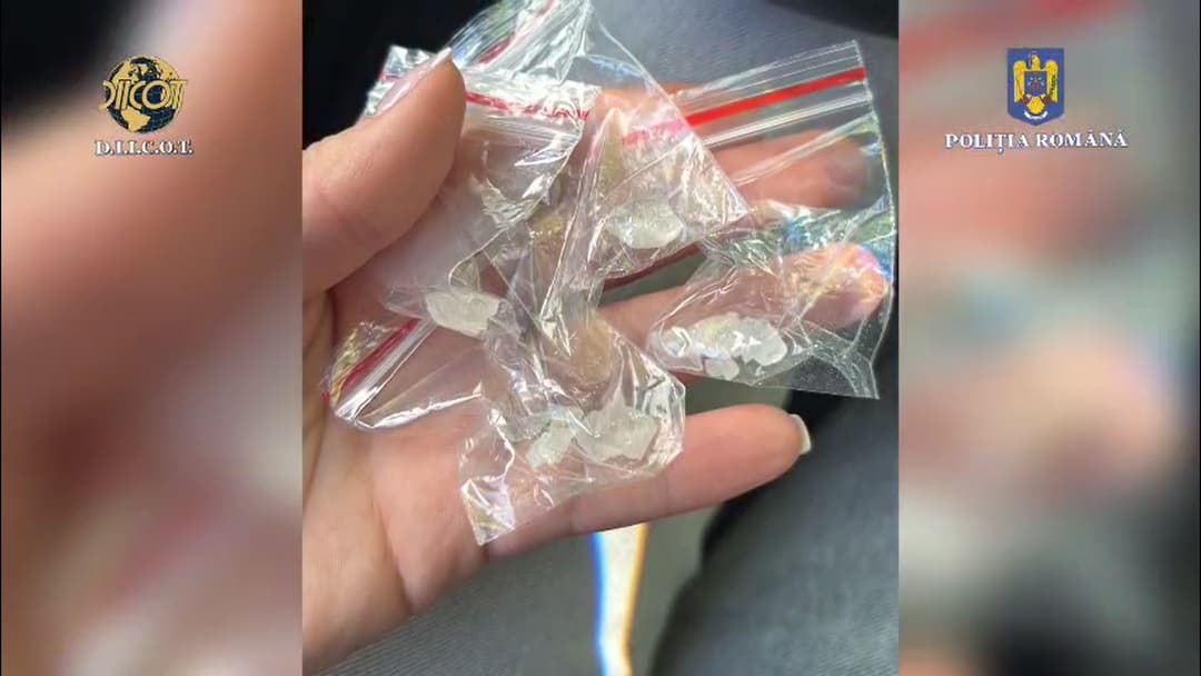 Doi traficanți de droguri de mare risc reținuți, copiii preluați de autorități