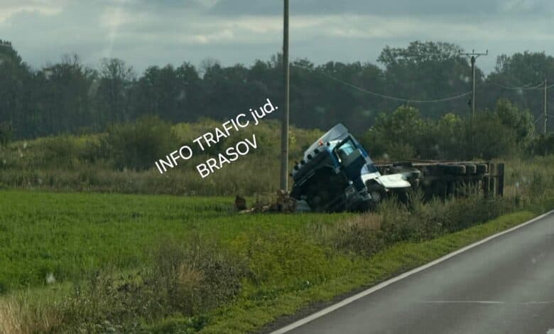 Trafic încetinit de un camion cu lemne răsturnat între Lunca Câlnicului și Hărman