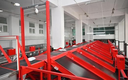 Poșta Română investește 500.000 euro în echipament automat de sortare colete la Galați, îmbunătățind eficiența logistică cu 3.000 colete pe oră