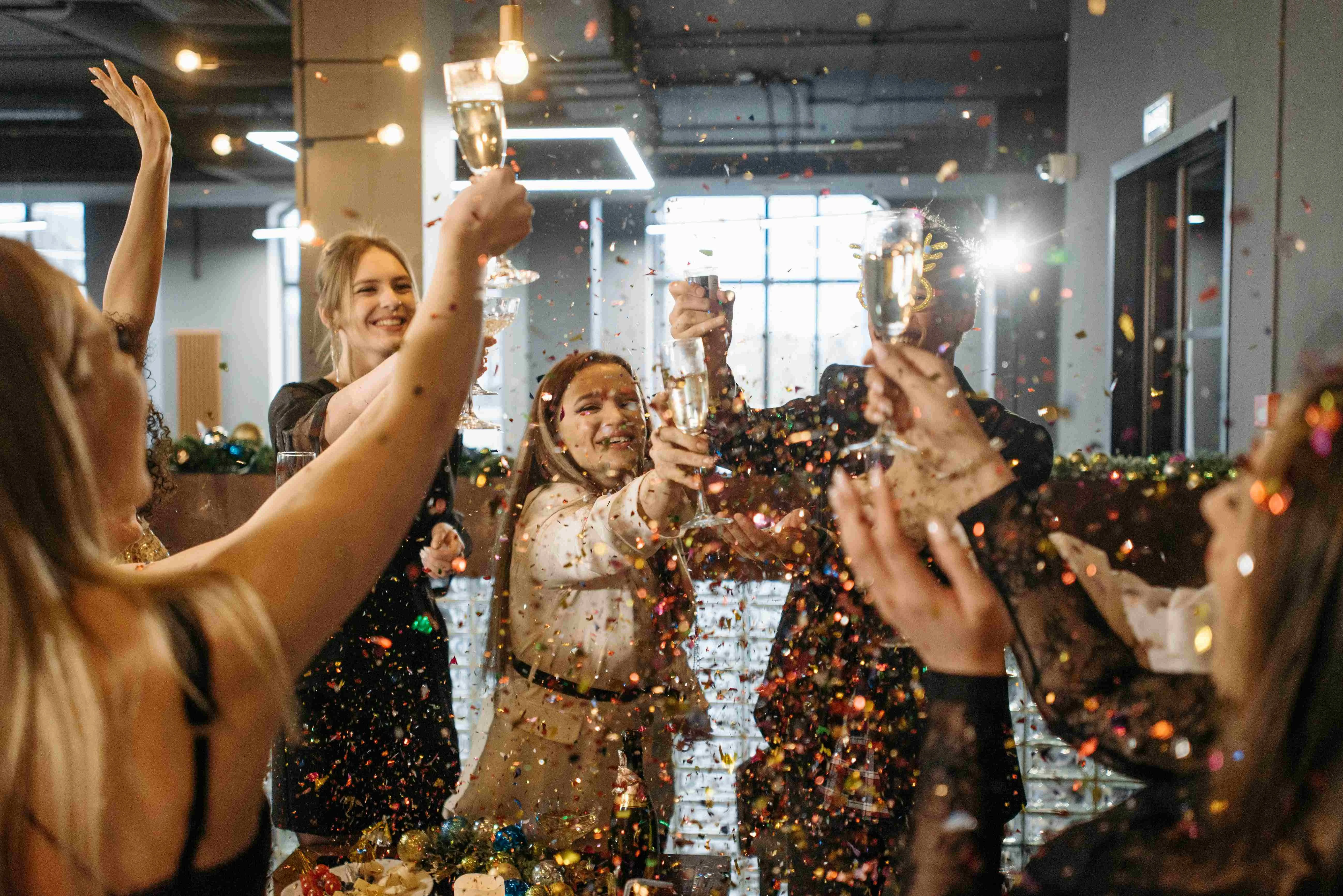 Cum te îmbraci de Revelion. Ținutele din care să te inspiri dacă vrei să ai o apariție demnă de o vedetă