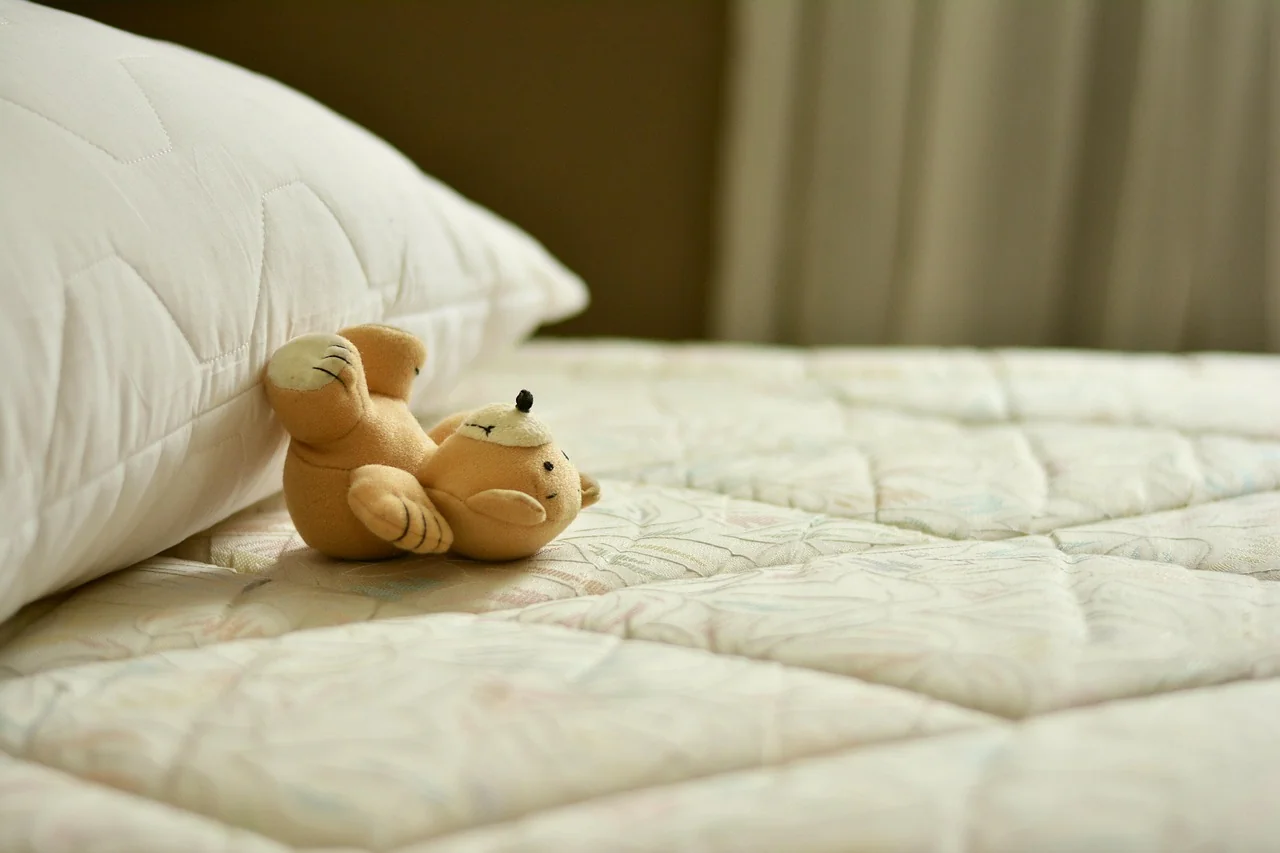 Somnul inconsistent la copii: cum îți dai seama dacă e doar o etapă sau un tipar care afectează învățarea