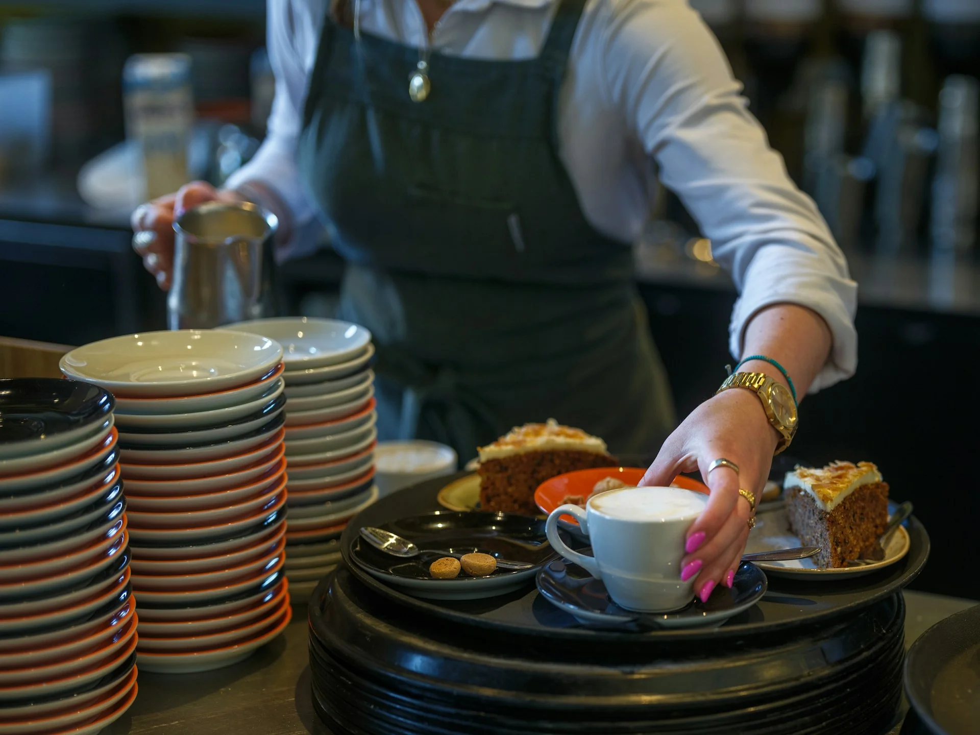 Cariera ta în HORECA începe în Brașov: meseria de ospătar, pas cu pas