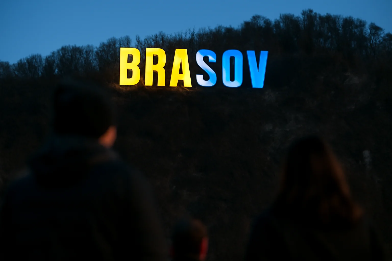 Mesaj de solidaritate la Brașov: literele de pe Tâmpa, în galben și albastru pentru Ucraina