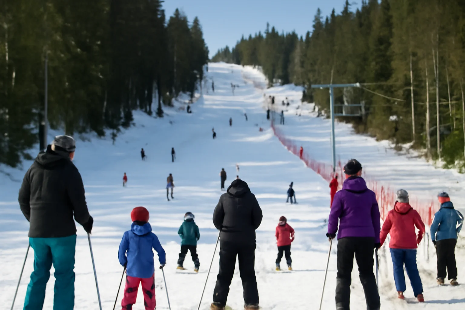 Pârtia Drumul Roșu se deschide complet la Brașov, cu program prelungit al instalațiilor în Poiana Brașov